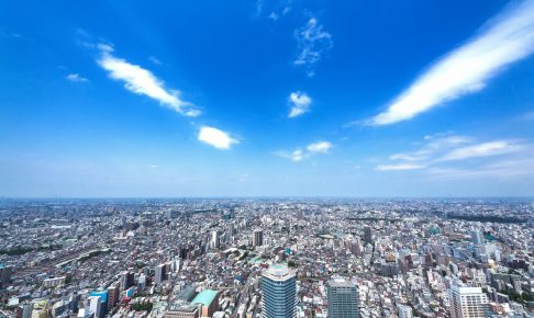 青空と東京の航空写真
