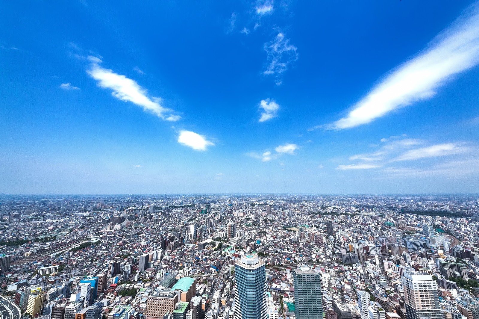 青空と東京の航空写真